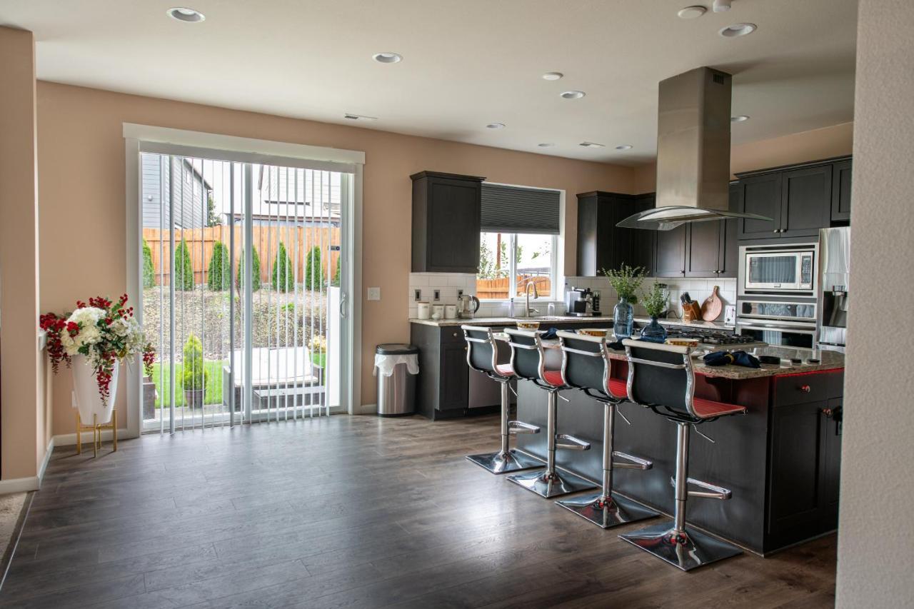 Utopia Luxury Stay Puyallup Bagian luar foto